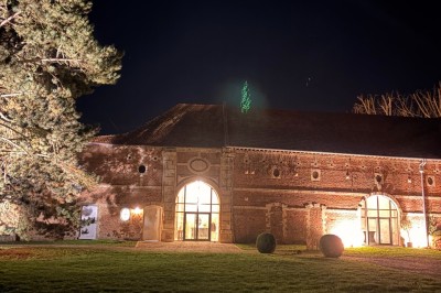 Miniature Location salle Esnes (Nord) - Domaine du Château d’Esnes #4 Comptoir noir devant un mur rouge décoré de motifs floraux, éclairé par des suspensions dans un espace à la décoration…