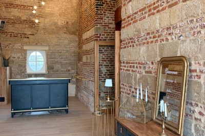 Miniature Location salle Esnes (Nord) - Domaine du Château d’Esnes #6 Comptoir noir devant un mur rouge décoré de motifs floraux, éclairé par des suspensions dans un espace à la décoration…