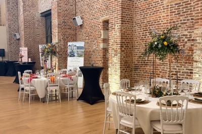 Miniature Location salle Esnes (Nord) - Domaine du Château d’Esnes #2 Comptoir noir devant un mur rouge décoré de motifs floraux, éclairé par des suspensions dans un espace à la décoration…