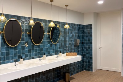 Miniature Location salle Esnes (Nord) - Domaine du Château d’Esnes #8 Comptoir noir devant un mur rouge décoré de motifs floraux, éclairé par des suspensions dans un espace à la décoration…