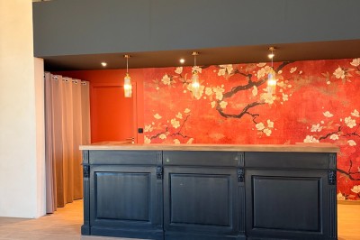 Miniature Location salle Esnes (Nord) - Domaine du Château d’Esnes #10 Comptoir noir devant un mur rouge décoré de motifs floraux, éclairé par des suspensions dans un espace à la décoration…