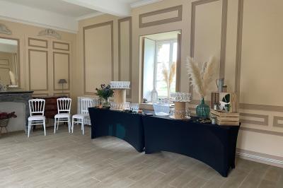 Miniature Les salons de Beaufremez ( version vin d'honneur )  Pièce rustique avec murs en pierre, plafond en bois, réservoir métallique rouge et mobilier simple.