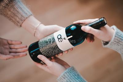 Miniature Traiteur Lyon 9 (Rhône) - Les Vins Oé #5 Un couple en tenue de mariage s'embrasse sous un voile, tenant un bouquet de fleurs.