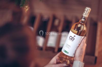 Miniature Traiteur Lyon 9 (Rhône) - Les Vins Oé #3 Un couple en tenue de mariage s'embrasse sous un voile, tenant un bouquet de fleurs.