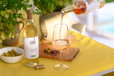 Miniature Traiteur Lyon 9 (Rhône) - Les Vins Oé #7 Un couple en tenue de mariage s'embrasse sous un voile, tenant un bouquet de fleurs.