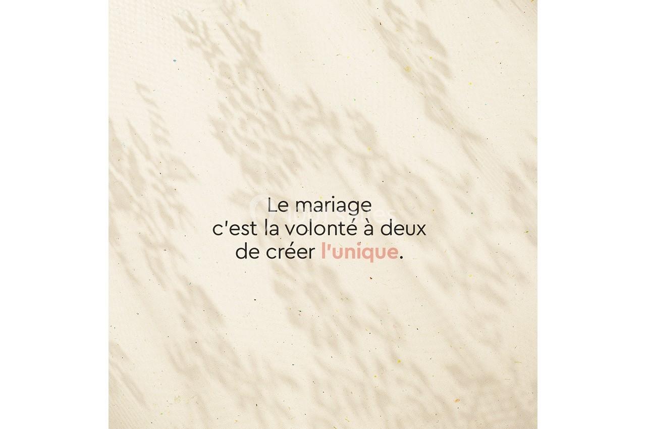 Texte sur fond beige avec ombres végétales, mentionnant : ’Le mariage, c'est la volonté à deux de créer l'unique.