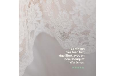 Miniature Traiteur Lyon 9 (Rhône) - Les Vins Oé #11 Un couple en tenue de mariage s'embrasse sous un voile, tenant un bouquet de fleurs.