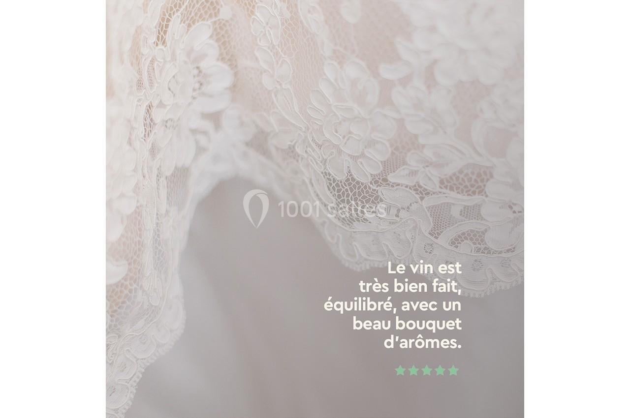 Dentelle blanche en gros plan avec un texte superposé décrivant un vin équilibré aux arômes riches.