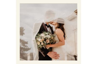 Miniature Traiteur Lyon 9 (Rhône) - Les Vins Oé #12 Un couple en tenue de mariage s'embrasse sous un voile, tenant un bouquet de fleurs.