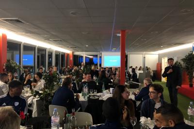 Miniature Location salle Bonneuil-sur-Marne (Val-de-Marne) - La Caravelle #4 Centre de table avec bougies torsadées, fleurs colorées et nappe orange, entouré de verres et couverts.