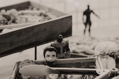 Miniature Location salle Bonneuil-sur-Marne (Val-de-Marne) - La Caravelle #6 Centre de table avec bougies torsadées, fleurs colorées et nappe orange, entouré de verres et couverts.