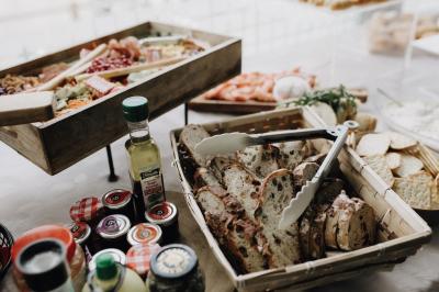 Miniature Location salle Bonneuil-sur-Marne (Val-de-Marne) - La Caravelle #9 Centre de table avec bougies torsadées, fleurs colorées et nappe orange, entouré de verres et couverts.