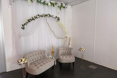 Miniature Location salle Bonneuil-sur-Marne (Val-de-Marne) - La Caravelle #19 Centre de table avec bougies torsadées, fleurs colorées et nappe orange, entouré de verres et couverts.