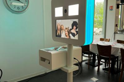 Miniature Location salle Bonneuil-sur-Marne (Val-de-Marne) - La Caravelle #15 Centre de table avec bougies torsadées, fleurs colorées et nappe orange, entouré de verres et couverts.