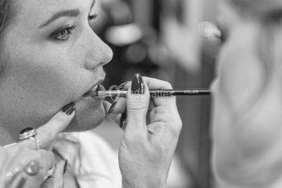 Miniature Thierry NADE Photo #3 Un couple danse sous des lumières colorées dans une ambiance tamisée.