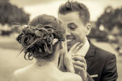 Miniature Thierry NADE Photo #6 Un couple danse sous des lumières colorées dans une ambiance tamisée.