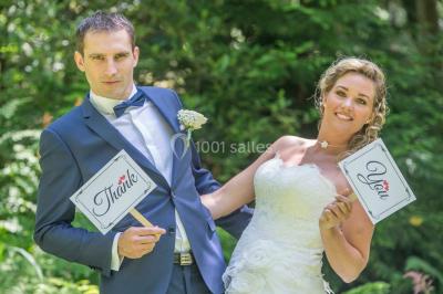 Miniature Thierry NADE Photo #8 Un couple danse sous des lumières colorées dans une ambiance tamisée.