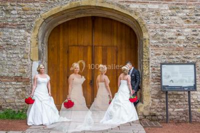 Miniature Thierry NADE Photo #10 Un couple danse sous des lumières colorées dans une ambiance tamisée.
