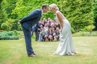 Miniature Thierry NADE Photo #11 Un couple danse sous des lumières colorées dans une ambiance tamisée.