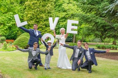 Miniature Thierry NADE Photo #12 Un couple danse sous des lumières colorées dans une ambiance tamisée.