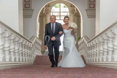 Miniature Thierry NADE Photo #14 Un couple danse sous des lumières colorées dans une ambiance tamisée.