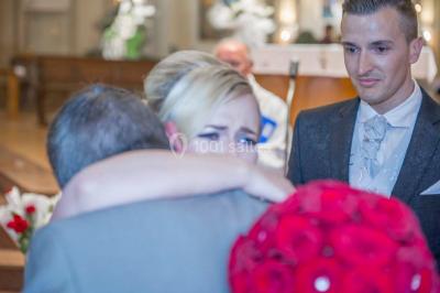 Miniature Thierry NADE Photo #16 Un couple danse sous des lumières colorées dans une ambiance tamisée.