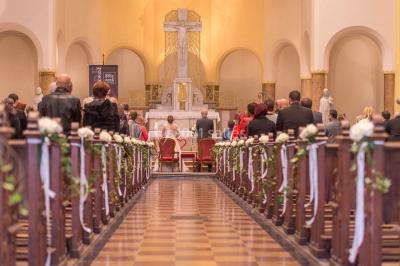 Miniature Thierry NADE Photo #17 Un couple danse sous des lumières colorées dans une ambiance tamisée.