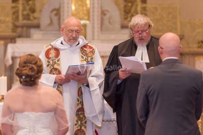 Miniature Thierry NADE Photo #18 Un couple danse sous des lumières colorées dans une ambiance tamisée.