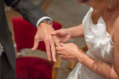 Miniature Thierry NADE Photo #19 Un couple danse sous des lumières colorées dans une ambiance tamisée.