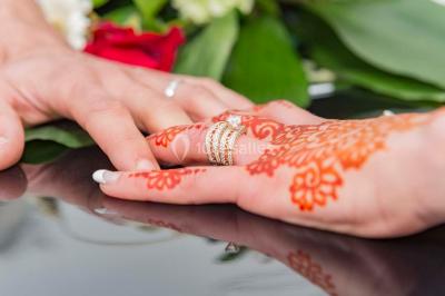 Miniature Thierry NADE Photo #21 Un couple danse sous des lumières colorées dans une ambiance tamisée.