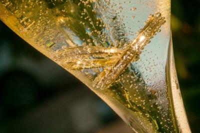 Miniature Thierry NADE Photo #23 Un couple danse sous des lumières colorées dans une ambiance tamisée.