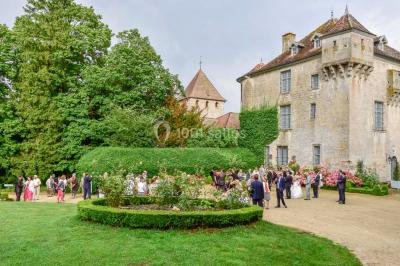 Miniature Thierry NADE Photo #25 Un couple danse sous des lumières colorées dans une ambiance tamisée.