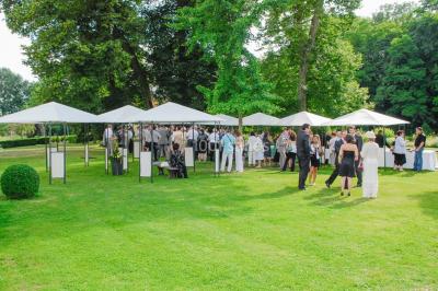 Miniature Thierry NADE Photo #26 Un couple danse sous des lumières colorées dans une ambiance tamisée.