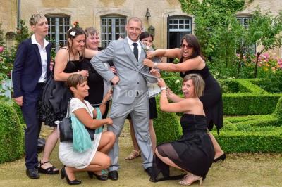 Miniature Thierry NADE Photo #27 Un couple danse sous des lumières colorées dans une ambiance tamisée.