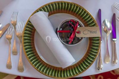 Miniature Thierry NADE Photo #28 Un couple danse sous des lumières colorées dans une ambiance tamisée.