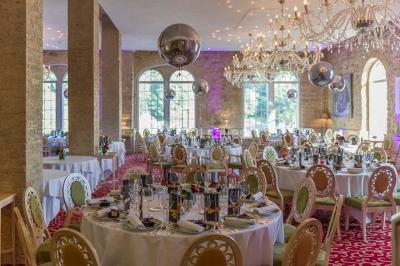 Miniature Thierry NADE Photo #29 Un couple danse sous des lumières colorées dans une ambiance tamisée.