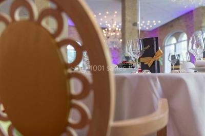 Miniature Thierry NADE Photo #30 Un couple danse sous des lumières colorées dans une ambiance tamisée.