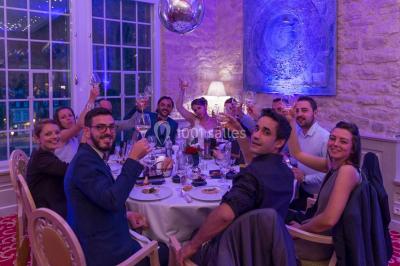 Miniature Thierry NADE Photo #31 Un couple danse sous des lumières colorées dans une ambiance tamisée.