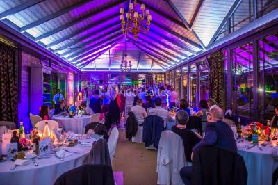 Miniature Thierry NADE Photo #32 Un couple danse sous des lumières colorées dans une ambiance tamisée.