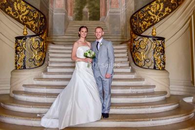 Miniature Thierry NADE Photo #13 Un couple danse sous des lumières colorées dans une ambiance tamisée.