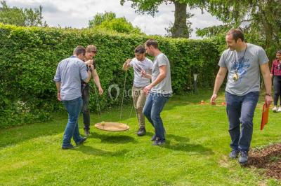 Un groupe de personnes en tenue formelle pose sur une scène lors d'un événement avec un écran affichant des logos en arrière…
