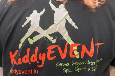 Un groupe de personnes en tenue formelle pose sur une scène lors d'un événement avec un écran affichant des logos en arrière…