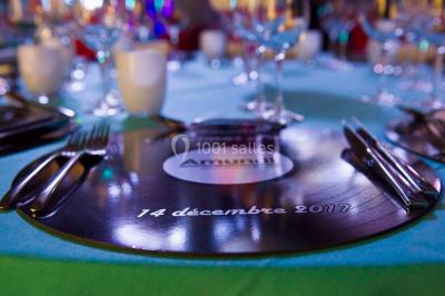 Un groupe de personnes en tenue formelle pose sur une scène lors d'un événement avec un écran affichant des logos en arrière…