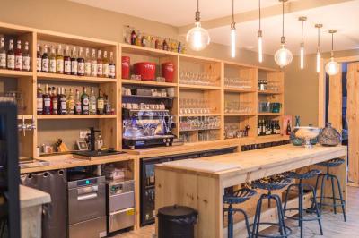 Un groupe de personnes en tenue formelle pose sur une scène lors d'un événement avec un écran affichant des logos en arrière…