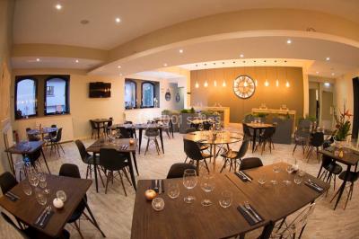 Un groupe de personnes en tenue formelle pose sur une scène lors d'un événement avec un écran affichant des logos en arrière…