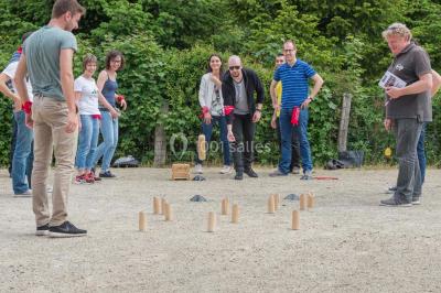 Un groupe de personnes en tenue formelle pose sur une scène lors d'un événement avec un écran affichant des logos en arrière…