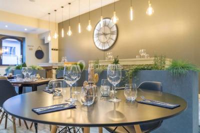 Un groupe de personnes en tenue formelle pose sur une scène lors d'un événement avec un écran affichant des logos en arrière…