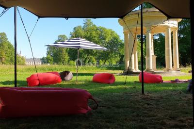 Un groupe de personnes souriantes pose dans une salle avec des rameurs et un écran projeté en arrière-plan.