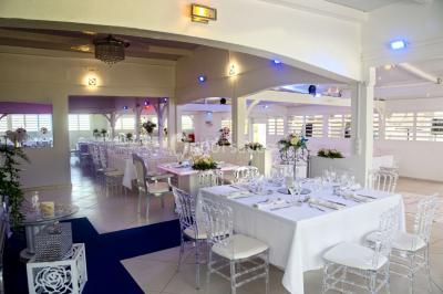 Table décorée avec des fleurs blanches, des ornements royaux ’Queen’ et ’King’, et un fond scintillant.