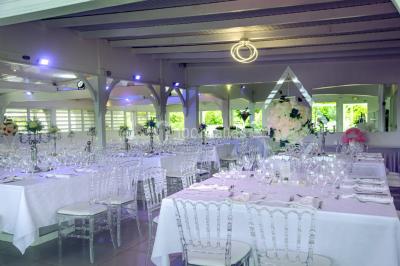Table décorée avec des fleurs blanches, des ornements royaux ’Queen’ et ’King’, et un fond scintillant.